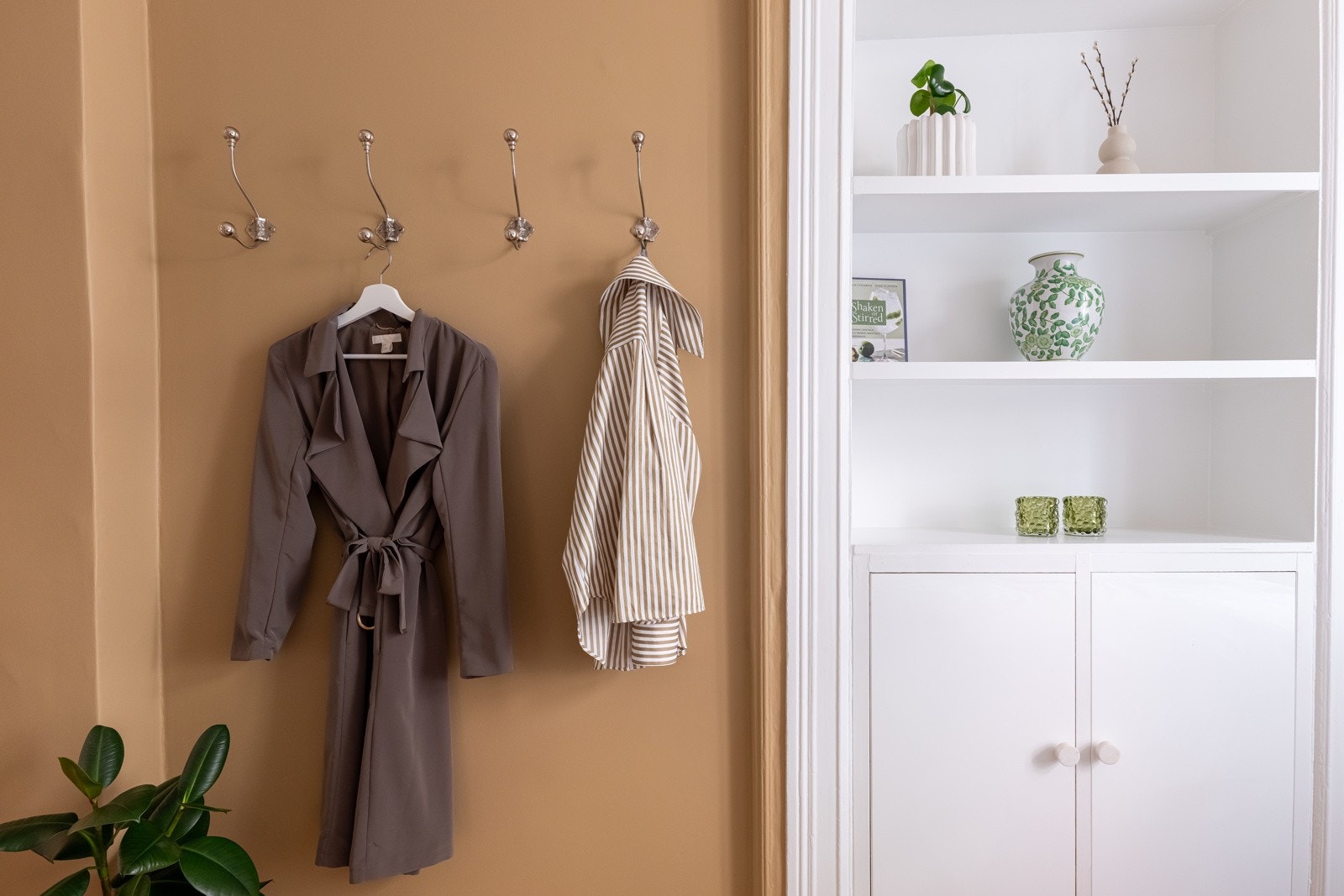 Rommet er innredet med en pen plassbygd garderobeløsning. Galleribilde