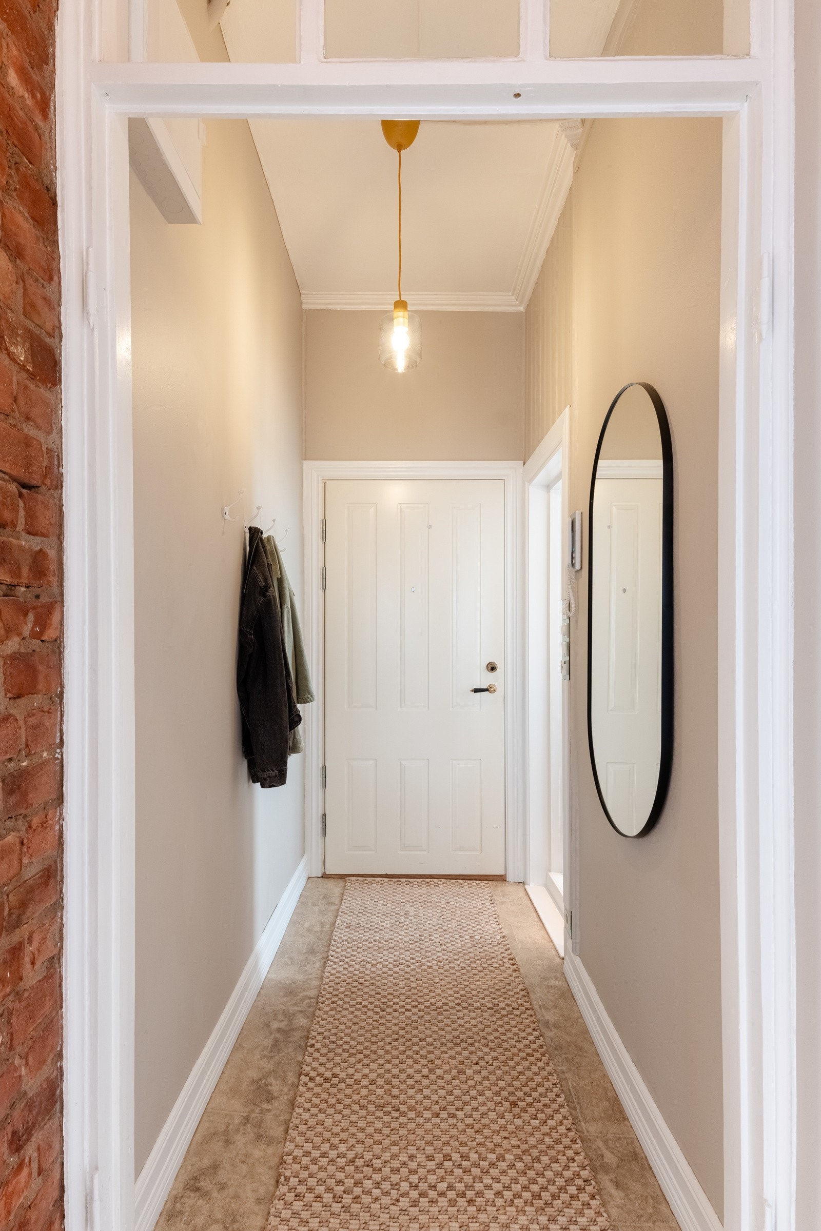 Innbydende entré med plass til oppheng av ytterklær og plassering av sko. Galleribilde