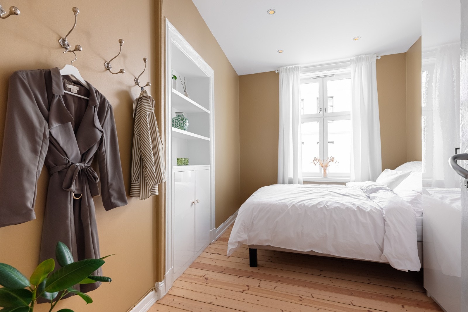 Leiligheten har to gode soverom. Stort vindu gir rommene godt med naturlig lys og gode muligheter for lufting. Galleribilde