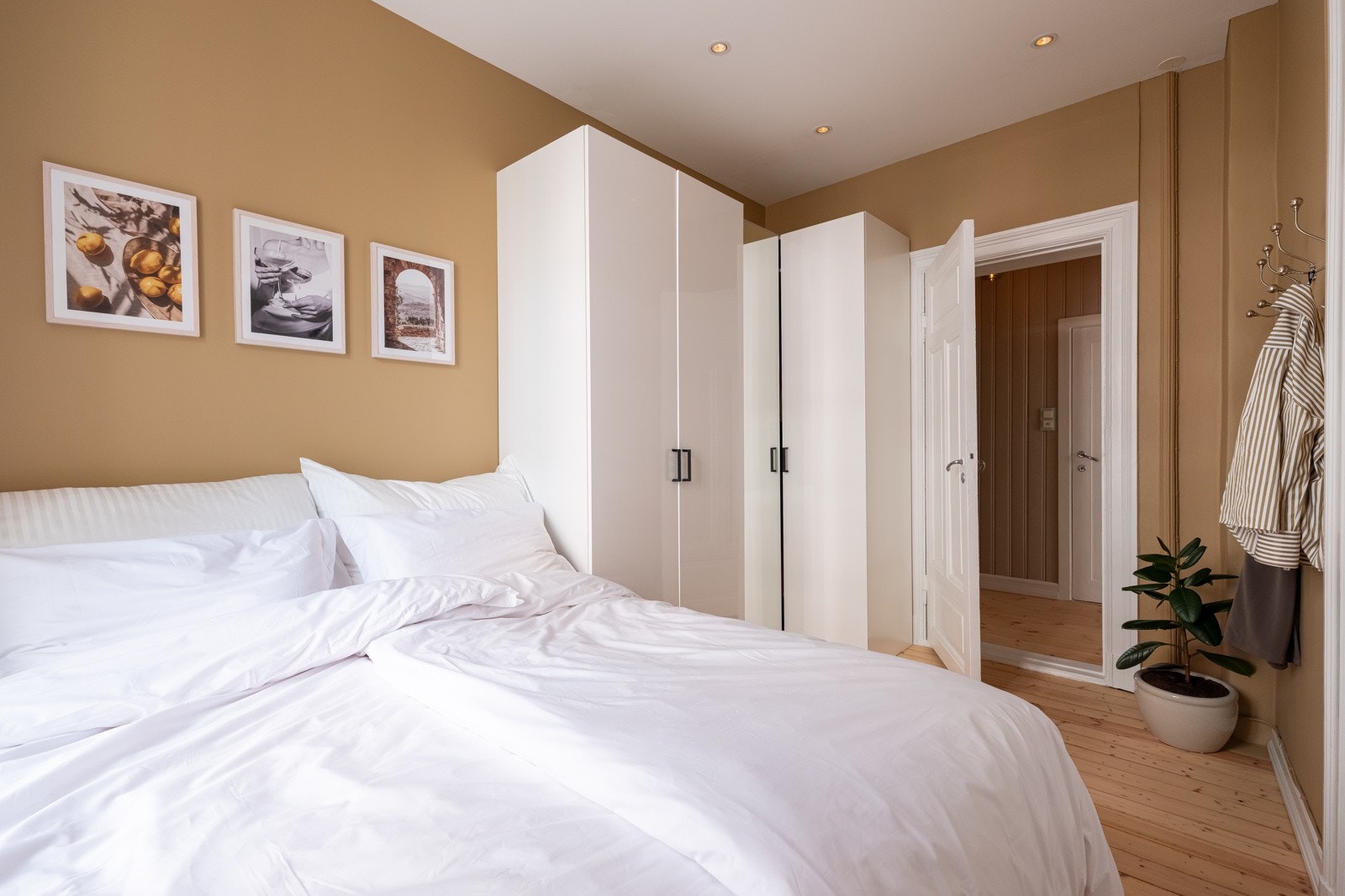 Det er i tillegg to garderobeskap som gir rommet rikelig med skapplass. Galleribilde