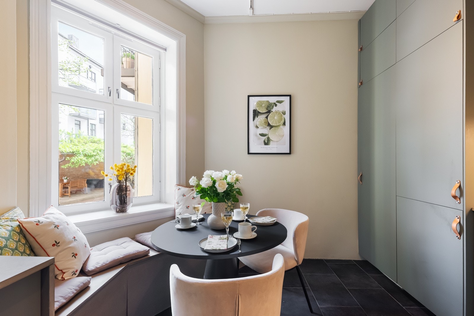 Det er etablert lekkasjestopper under kjøkkenbenk, og opplegg for tørketrommel i høyskap ved kjøleskap. Galleribilde