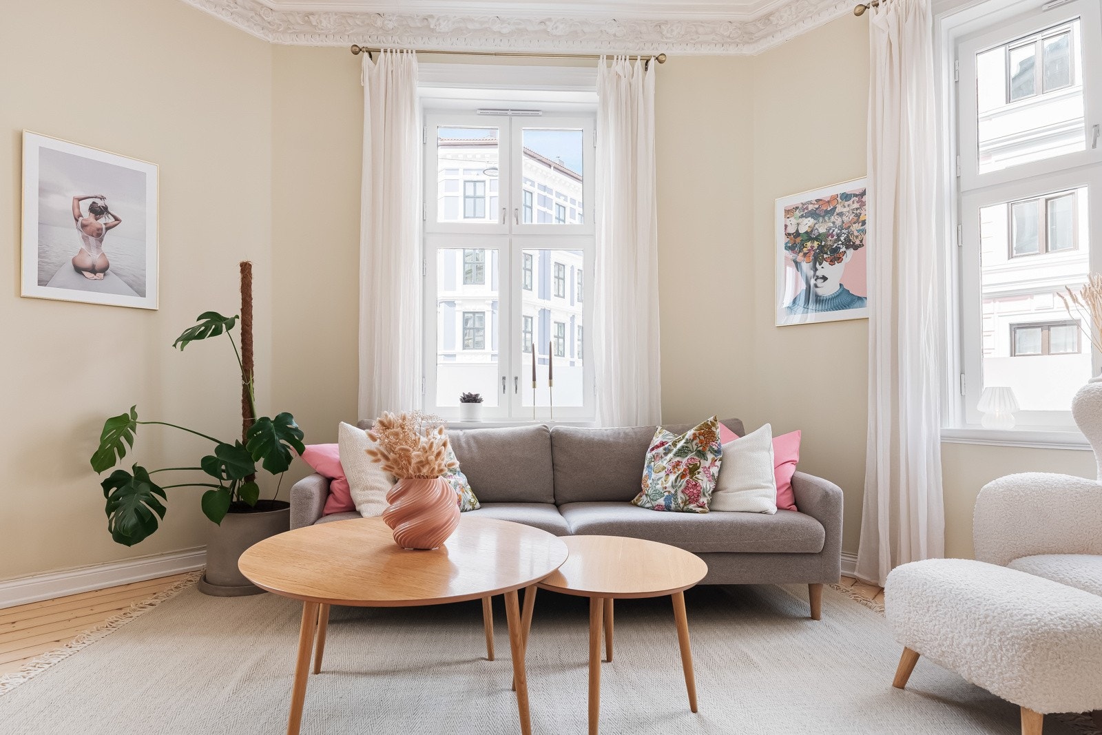 Boligen har en gjennomgående planløsning med god standard og flotte materialvalg. Galleribilde