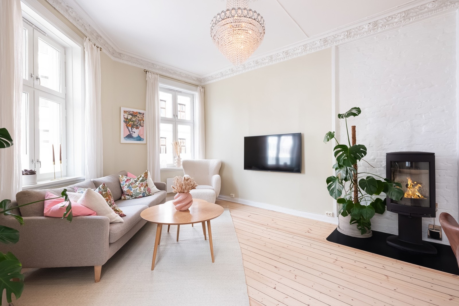 I kombinasjon med generøs takhøyde på opptil 3,03 meter oppleves stuen som lys og luftig. Galleribilde