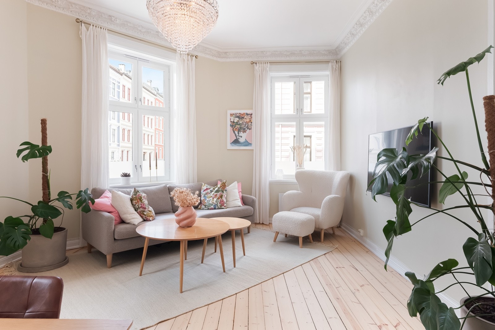 Store vindusflater fra flere kanter slipper inn rikelig med naturlig lys, og skaper en god romfølelse. Galleribilde