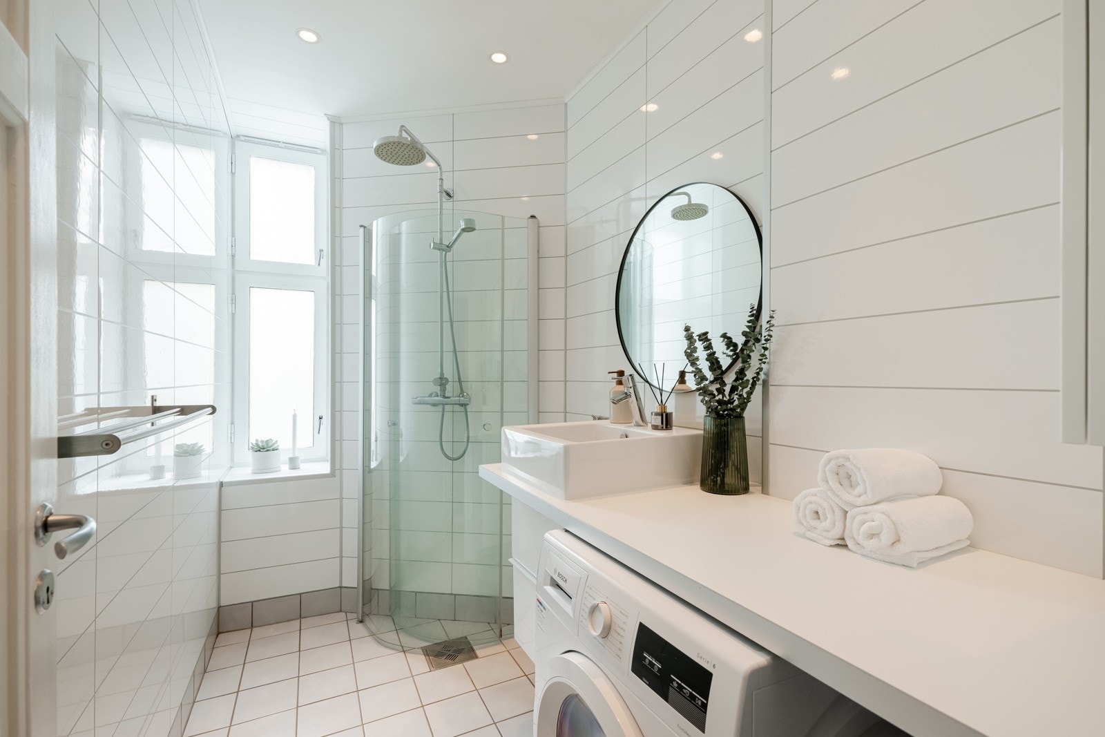 Delikat baderom fra 2011. Flislagt gulv med behagelig varme og nedsenket himling med downlights. Galleribilde