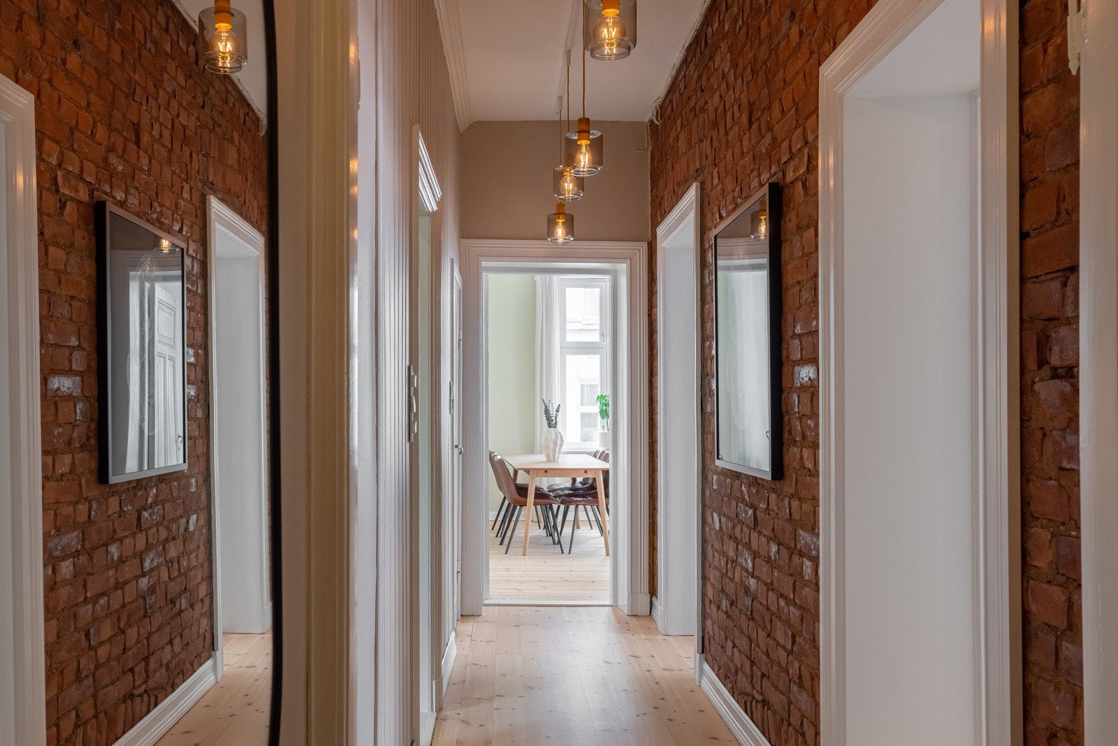 Leiligehten disponerer i tillegg en kjellerbod og en loftsbod, med gulvareal på hele 24kvm. Galleribilde