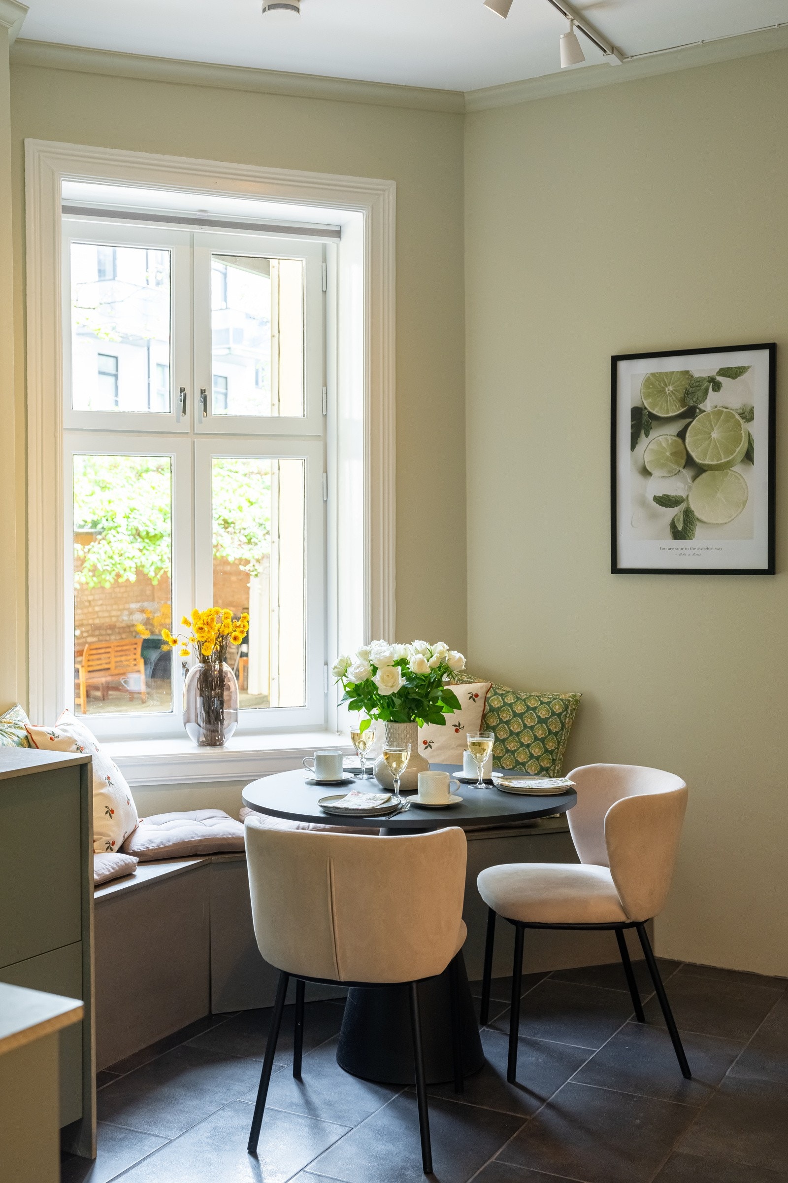 Ved vinduet er det plass til et spisebord. Det er flislagt gulv med gulvvarme. Galleribilde