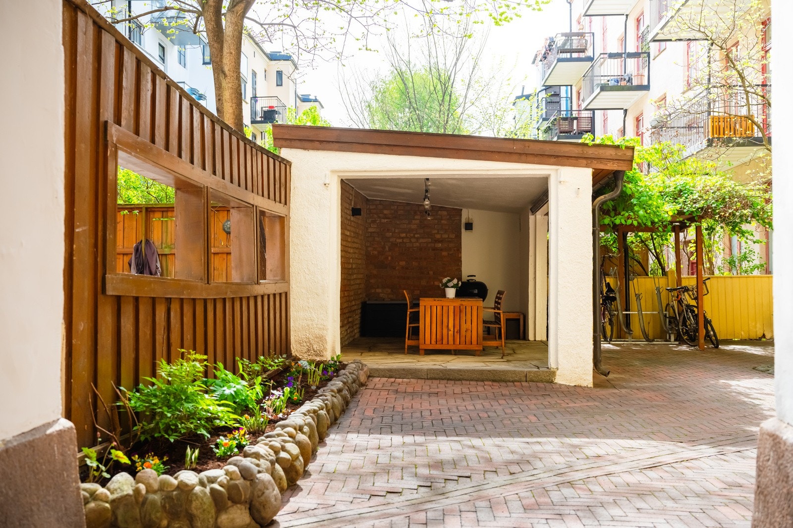 Den er utstyrt med varmelamper og grill. Galleribilde