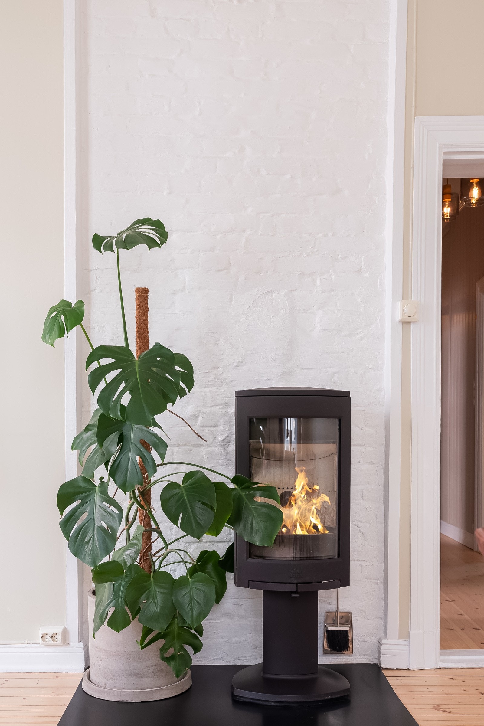 I rommet er det en flott peisovn fra 2017 for hyggelig oppvarming. Galleribilde