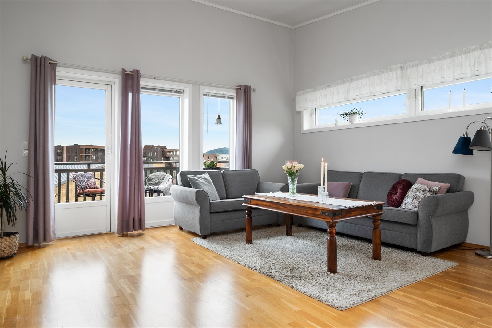 Fra stuen er det utgang til en romslig balkong mot sør, som har gode solforhold store deler av dagen. Galleribilde