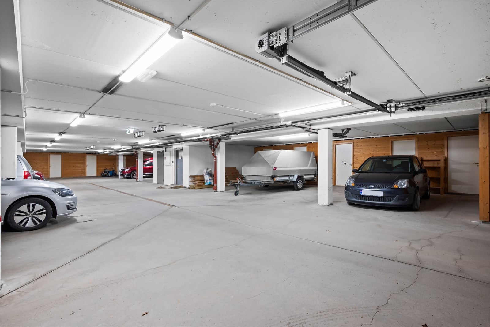 Leiligheten disponerer oppmerket parkeringsplass og egen sportsbod i felles garasjekjeller. Galleribilde