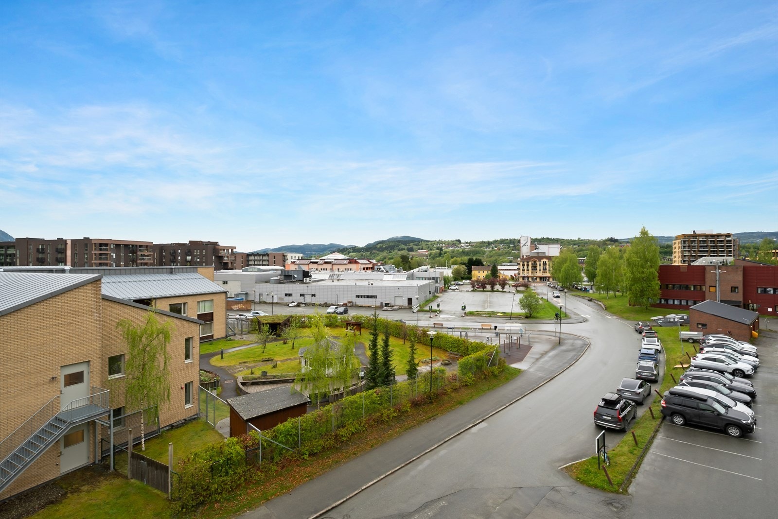Her vil du bo sentralt, med kort vei til dagligvarebutikker, Melhustorget kjøpesenter, restauranter, treningssentre, helsetjenester, kollektivforbindelser med buss og tog m.m. Galleribilde
