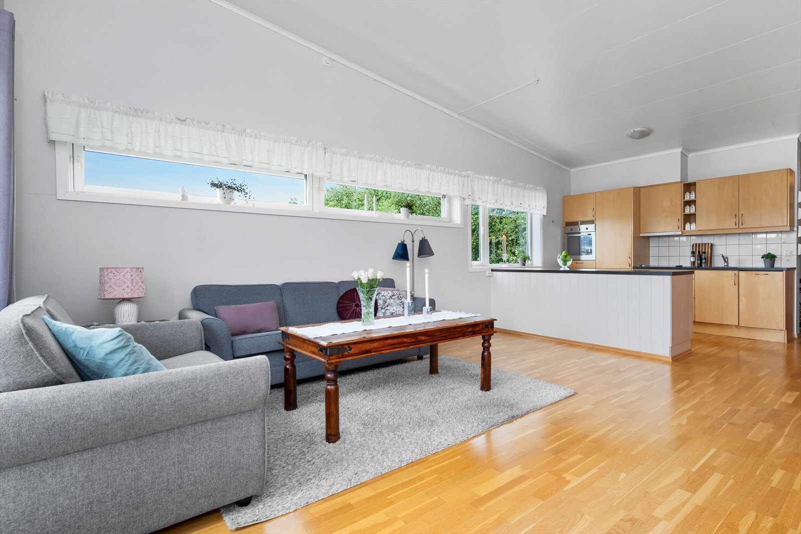 Stue/kjøkken har et samlet areal på 33 kvm, og det er godt med plass til hjørnesofa, stuebord og annet møblement. Galleribilde