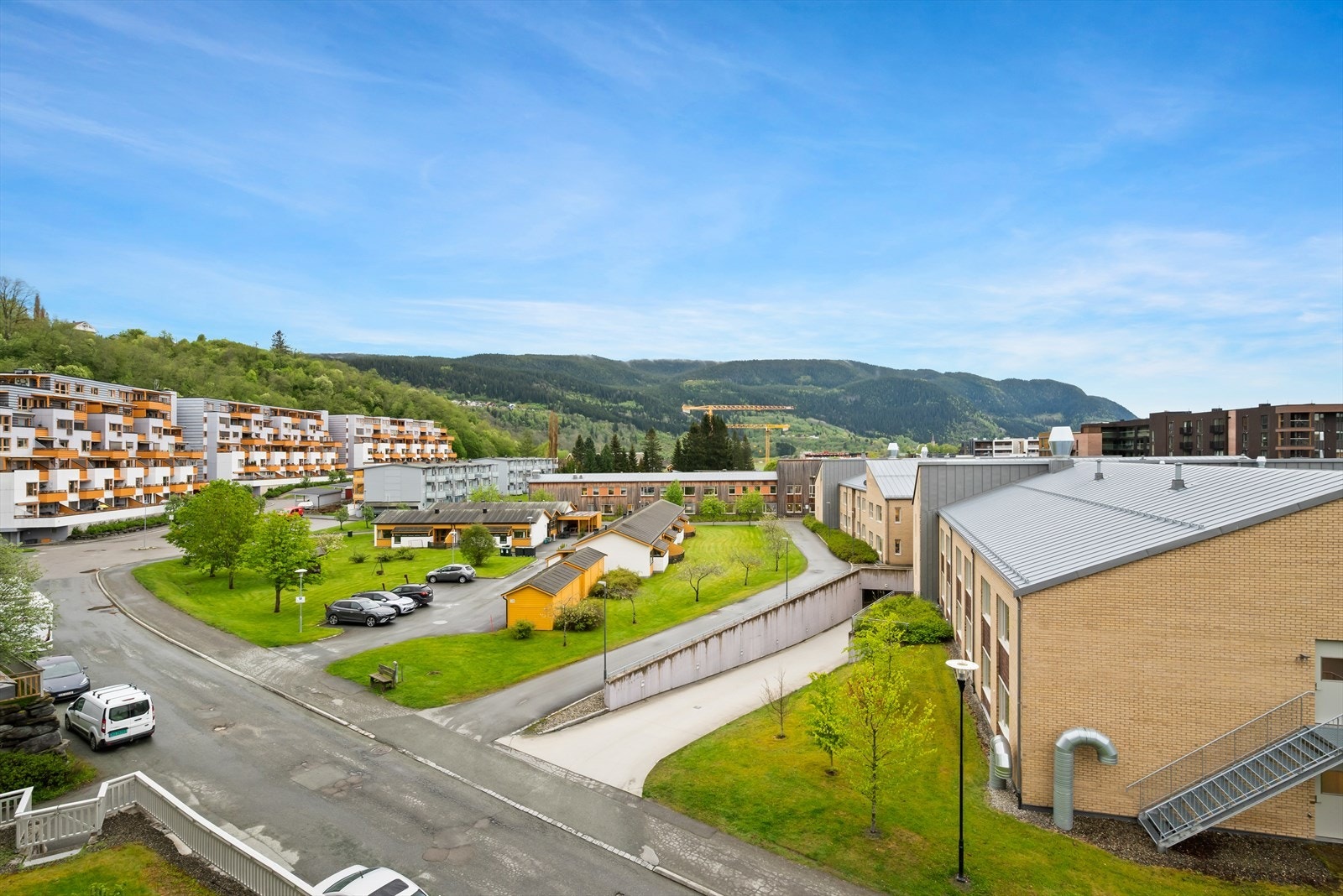 Leiligheten er plassert på enden av øverste etasje, slik at det også er fint utsyn mot både sør og vest fra balkongen. Galleribilde