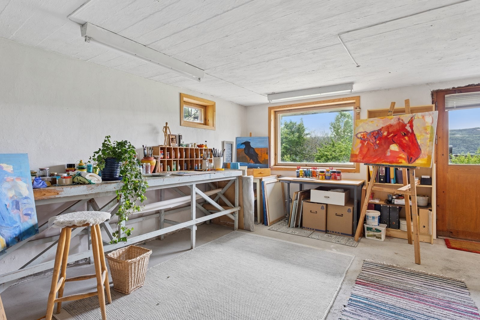 Dagens eier har brukt dette rommet som atelier. Her er det direkte utgang til hagen. Galleribilde