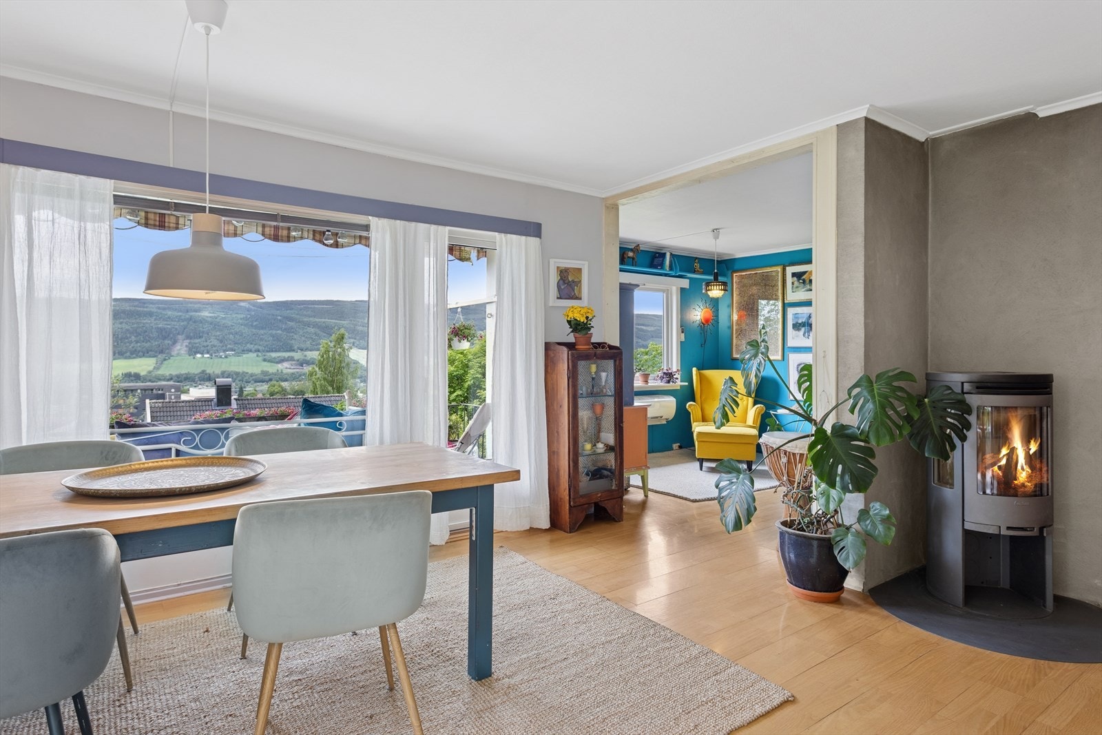 I stuen det en moderne peisovn som gir både varme og hygge på kjølige dager. Galleribilde