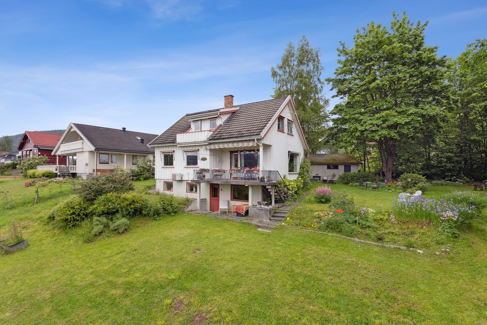 Staudevegen 2 er en pen eiendom beliggende i et attraktivt boligområde ca. 2 km nord for sentrumskjernen. Galleribilde