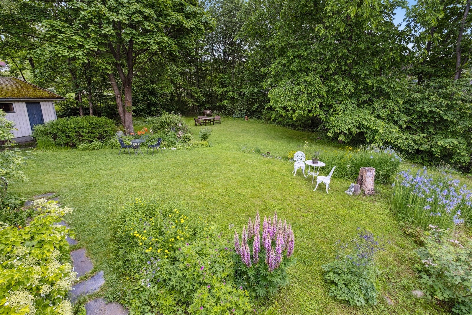 Tomten har gode solforhold, så her vil du alltid kunne finne en plass i solen, eller i skyggen om du foretrekker det på en varm sommerdag. Galleribilde