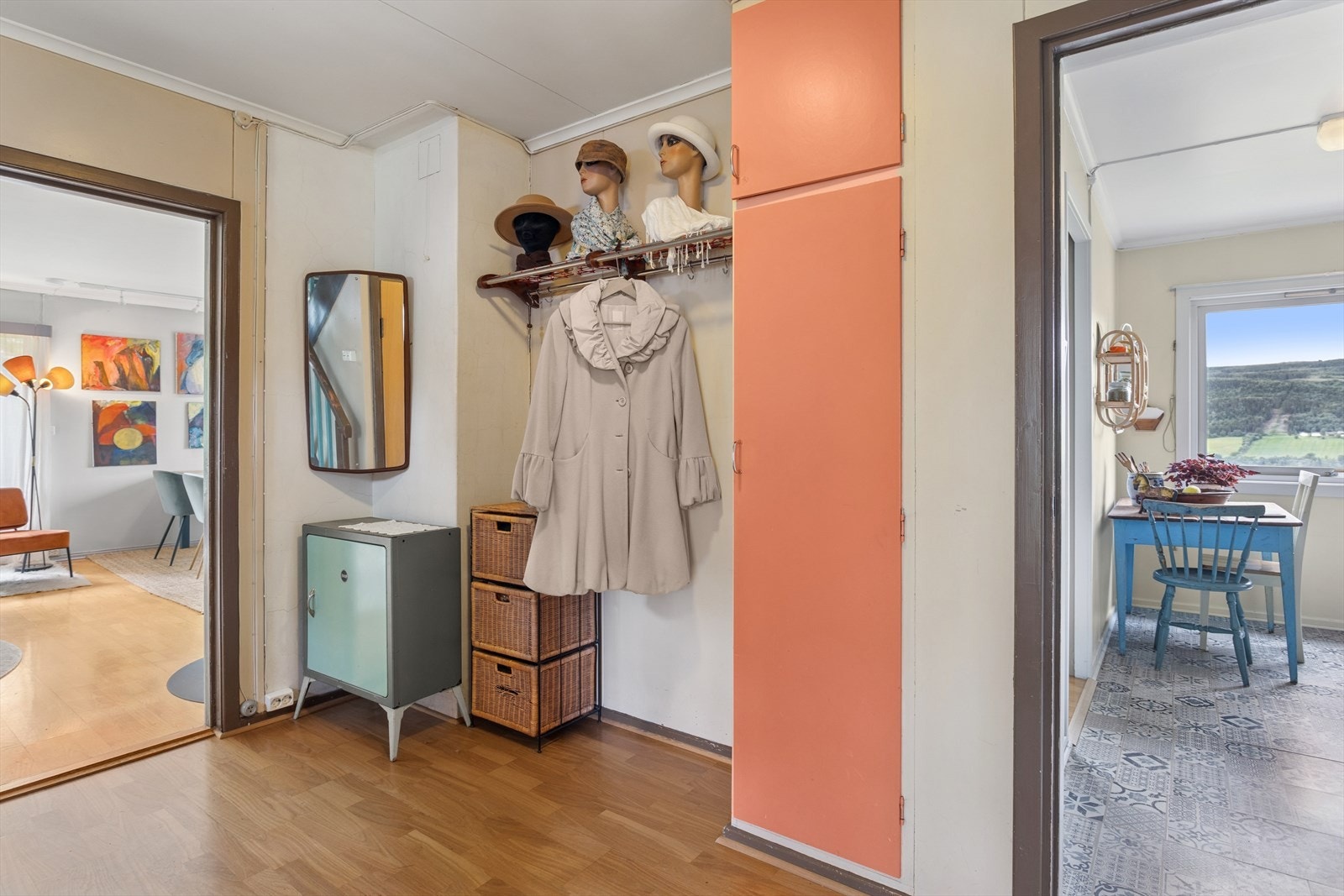 I gangen er det oppbevaringsplass til yttertøy m.m. Galleribilde