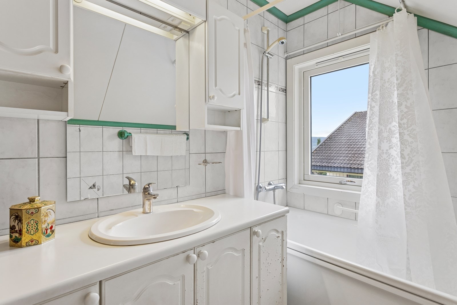 Baderomsinnredningen består av benkeplate med nedfelt servant med underskap. Galleribilde