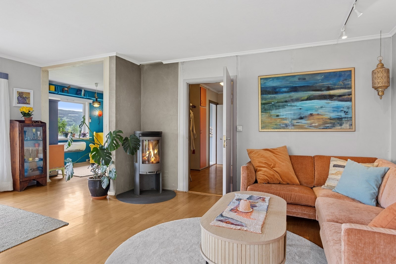 Dagligstuen og TV-stuen ligger i praktisk tilknytning til hverandre. Galleribilde