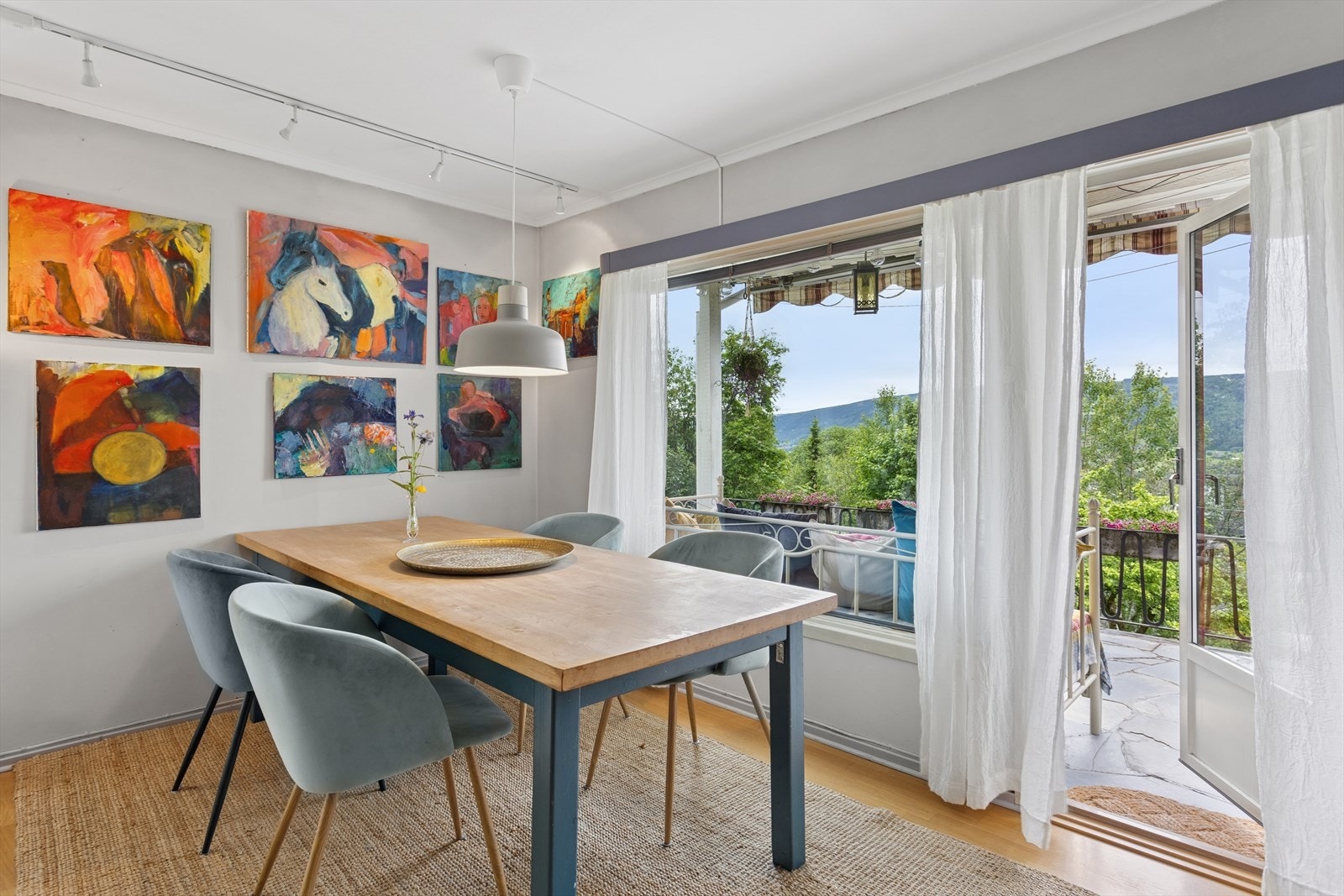 De store vinduene sammen med terrassedøren i rommet slipper inn rikelig med naturlig dagslys, og du kan nyte den fine utsikten. Galleribilde