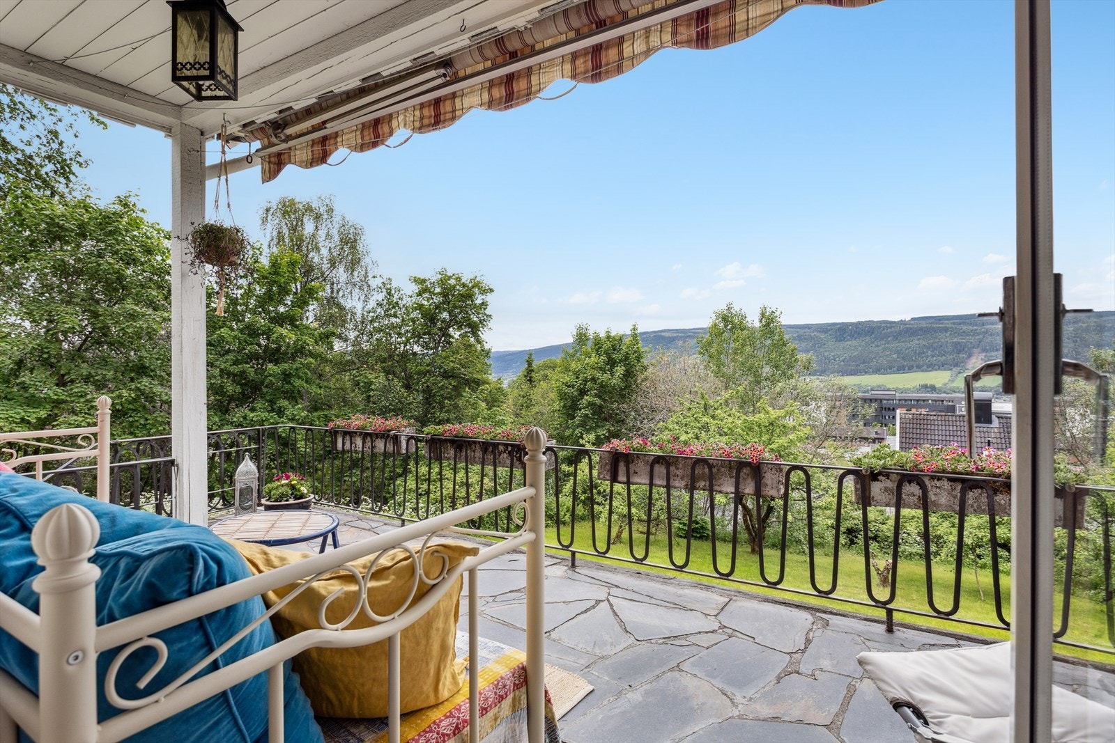 Fra dagligstuen er det utgang til en solrik, vestvendt terrasse på 12 kvm. Galleribilde