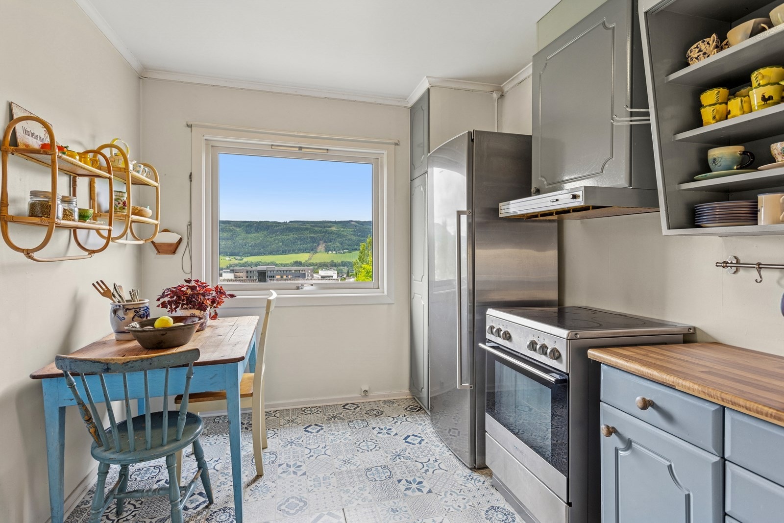 I tillegg til spisestuen er det plass til et lite spisebord på kjøkkenet. Galleribilde