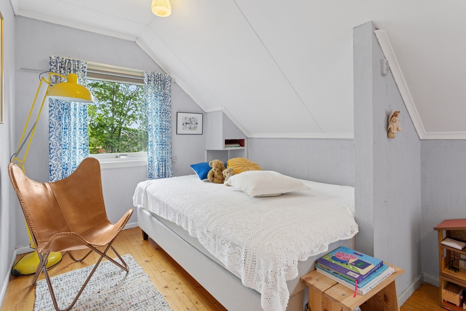 Boligen inneholder tre soverom, alle beliggende i andre etasje. Galleribilde