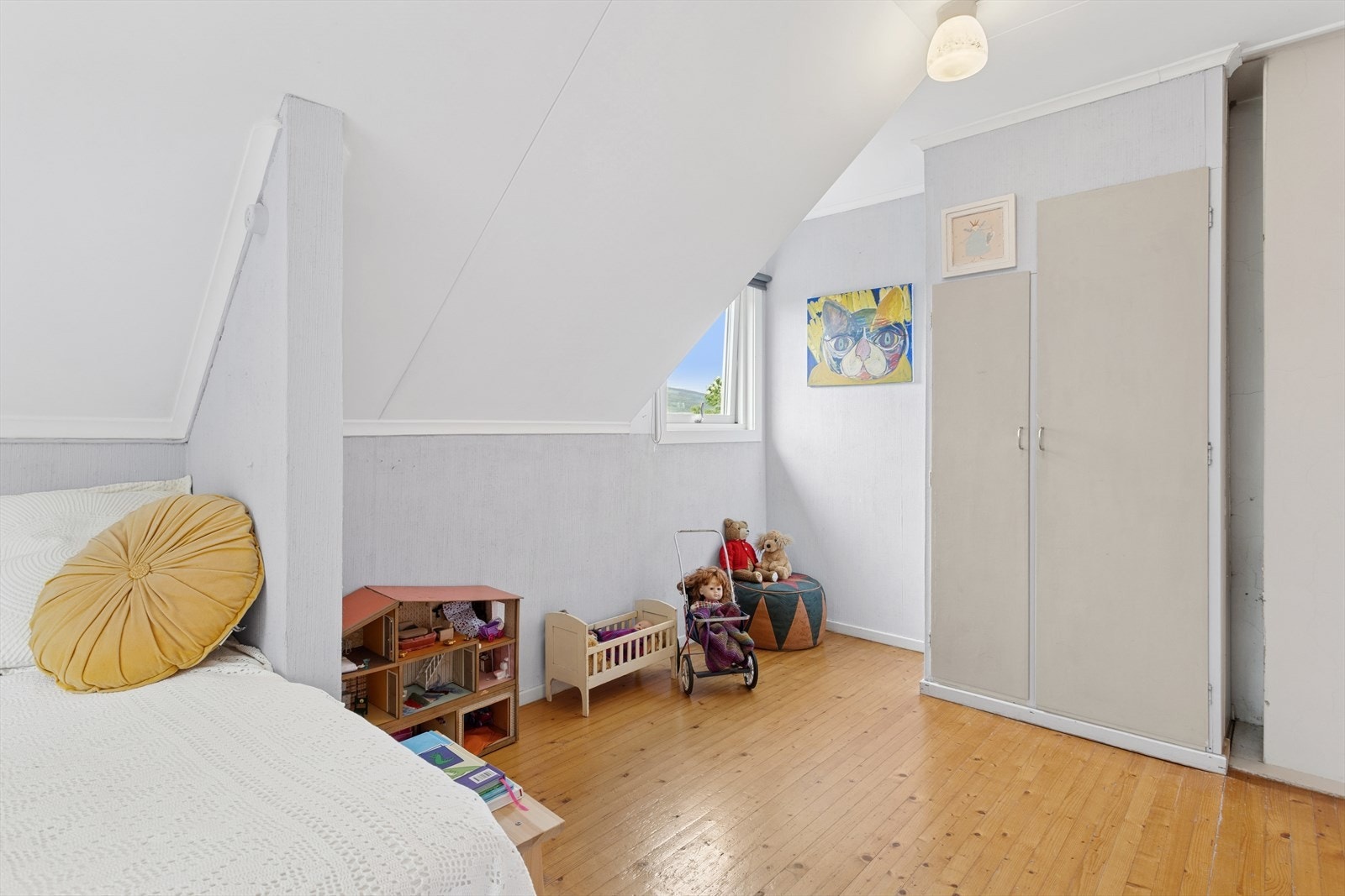 Alle soverom har plassbygde skap. Galleribilde