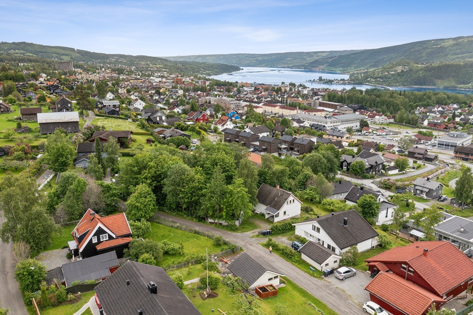 Det finnes flere videregående skoler i nærliggende områder, samt et godt utvalg av barnehager. Høyskolen (HINN) ligger 3,4 km unna. Galleribilde