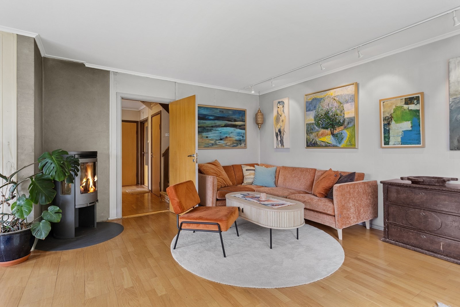 Boligen har stue og spisestue i 1. etasje. Galleribilde