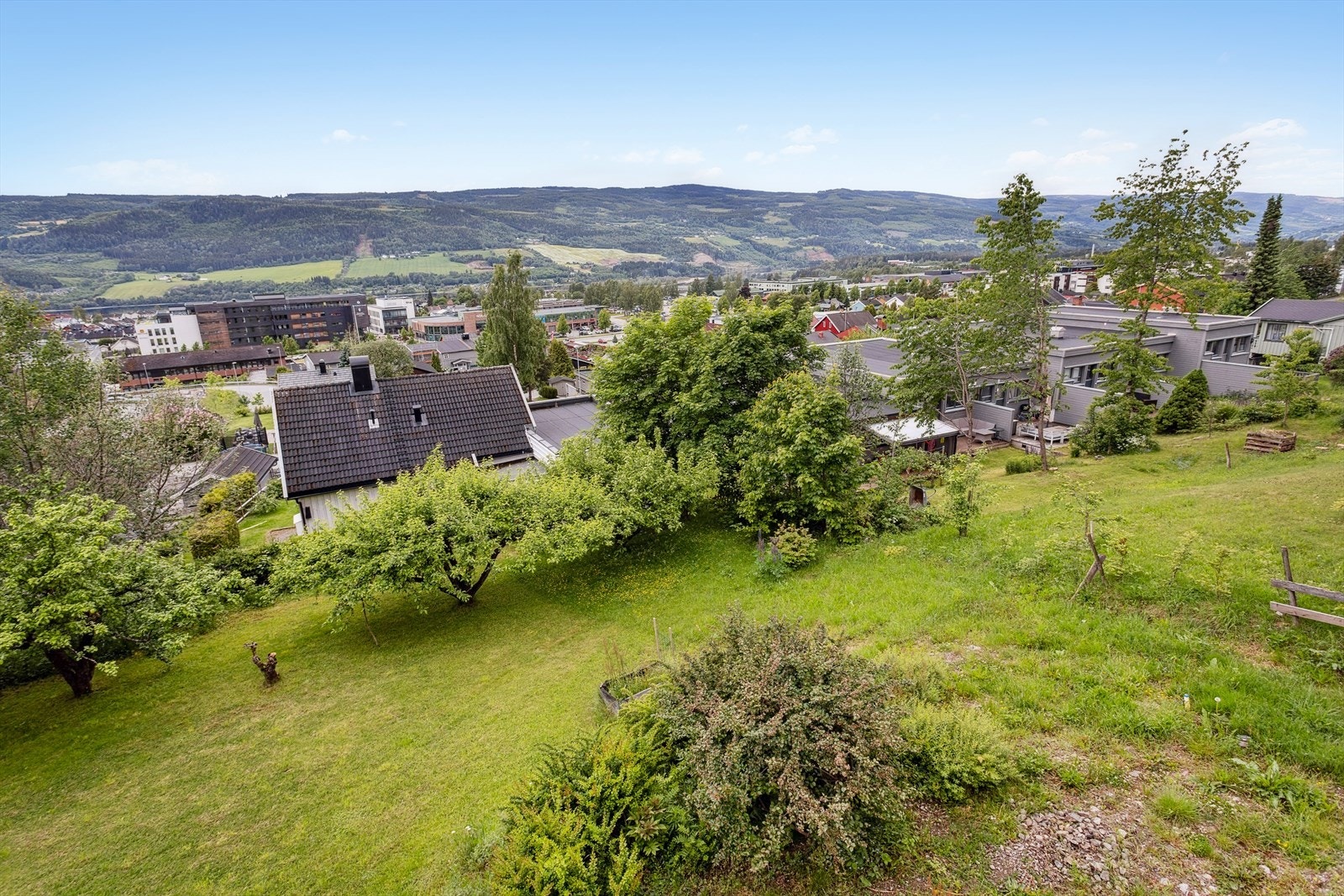Skrånet og vestvendt tomt hvor boligen ligger høyt og luftig med fint utsyn. Galleribilde