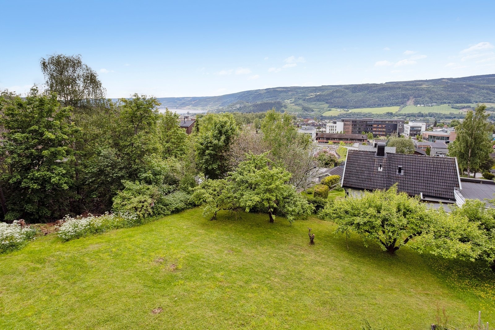 Eiendommen byr på en stor tomt som er pent opparbeidet med plen og diverse beplantning. Galleribilde