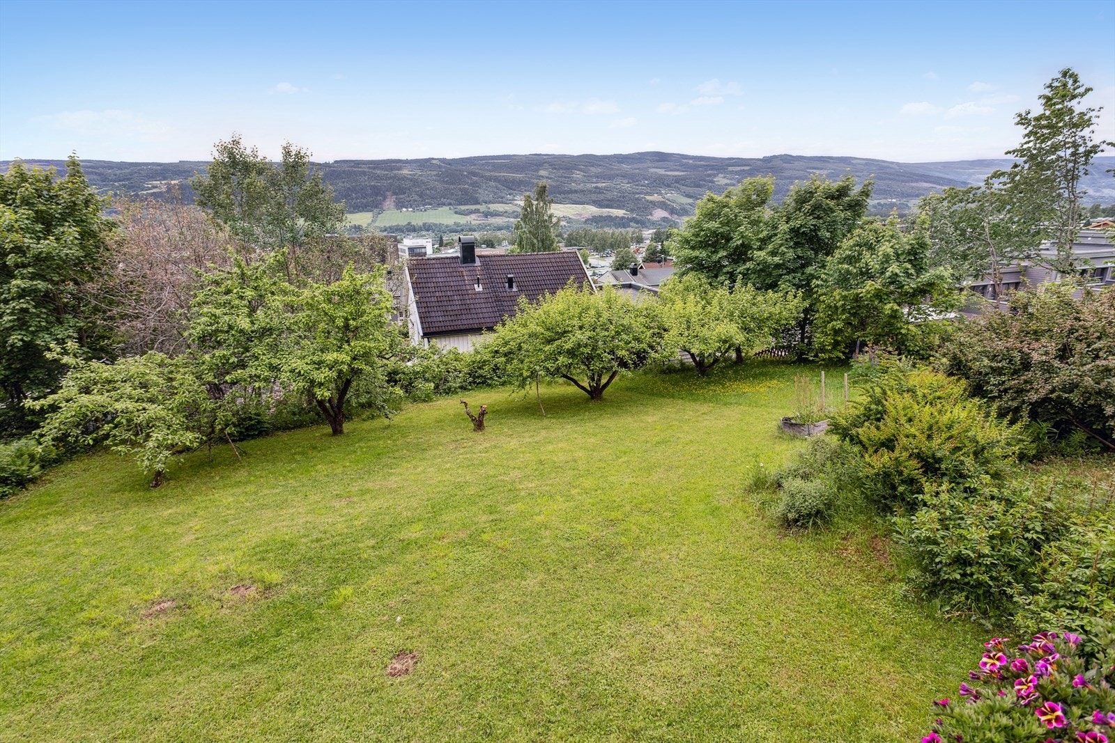 Den store hagen gir rikelig med boltreplass for hele familien. Galleribilde