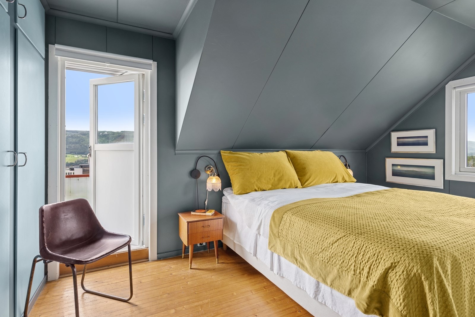 Hovedsoverommet har utgang til en hyggelig, vestvendt balkong på 4 kvm, hvor du kan nyte utsikten og gode solforhold. Galleribilde