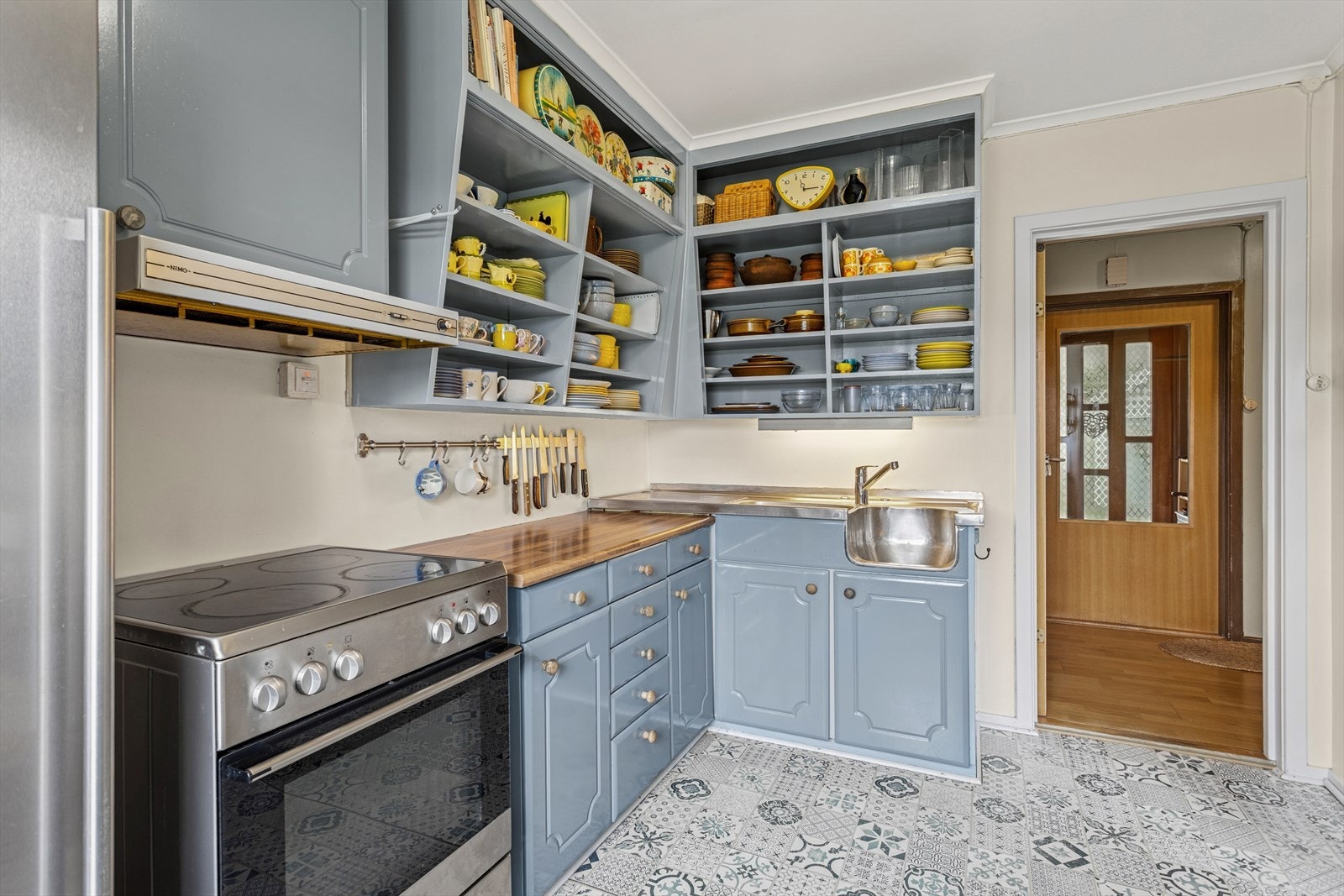 Kjøkkenet har plass til frittstående komfyr og kjøleskap Galleribilde