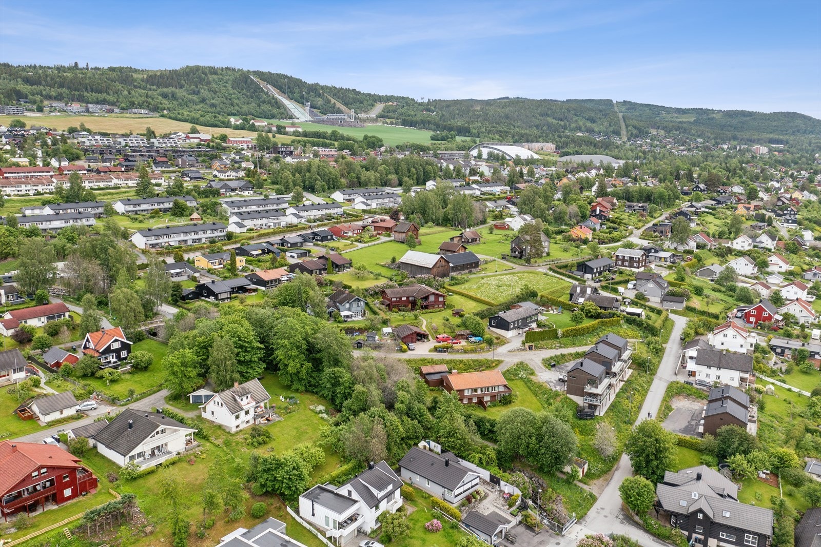 Eiendommen ligger ytterst , først i veien, med en elv
som lager et deilig sus langs tomt på sørsiden. Galleribilde