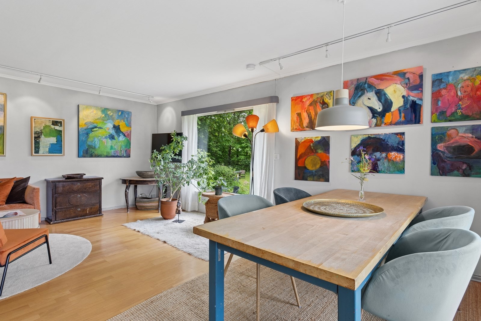 Lys og romslig stue med plass til sofagruppe, tv og godstolen. Galleribilde