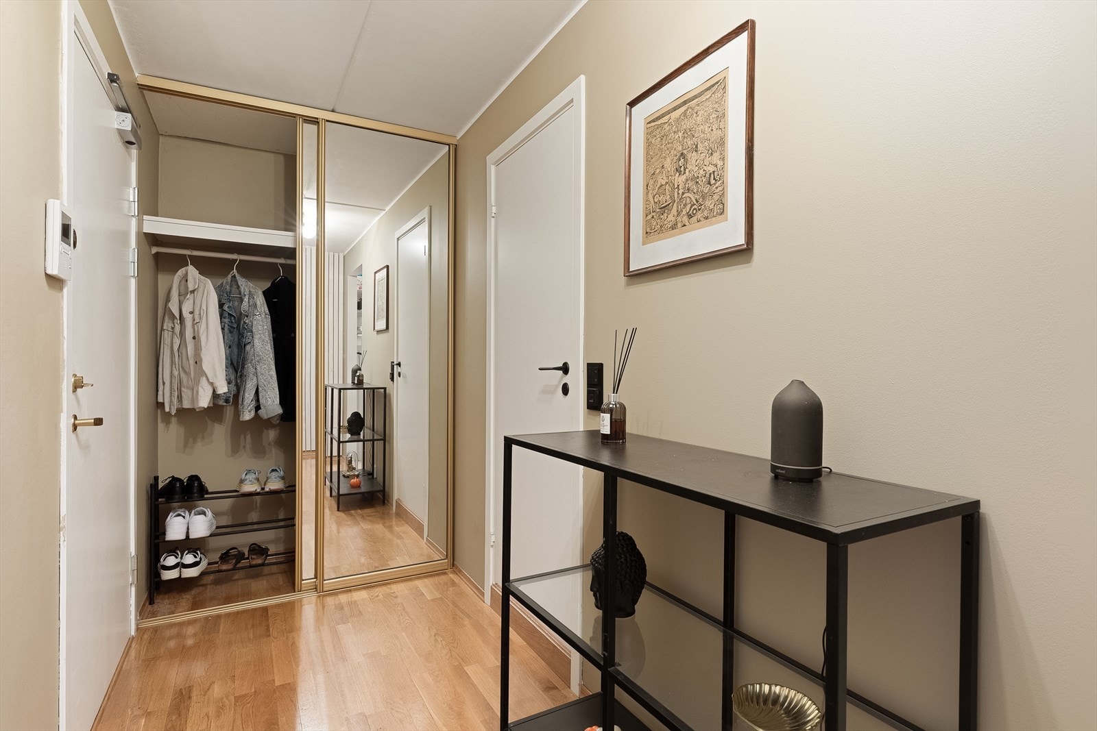 Entréen gir et godt førsteinntrykk med plass til yttertøy og sko. Galleribilde