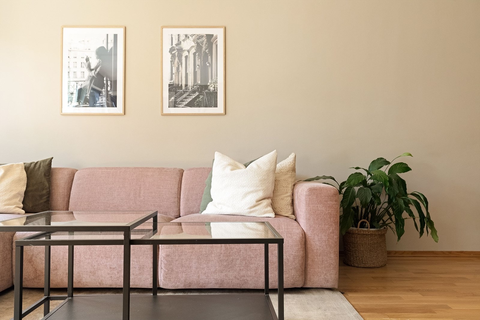 Stuen har harmoniske fargetoner og innbyr til avslapning etter en lang dag. Galleribilde