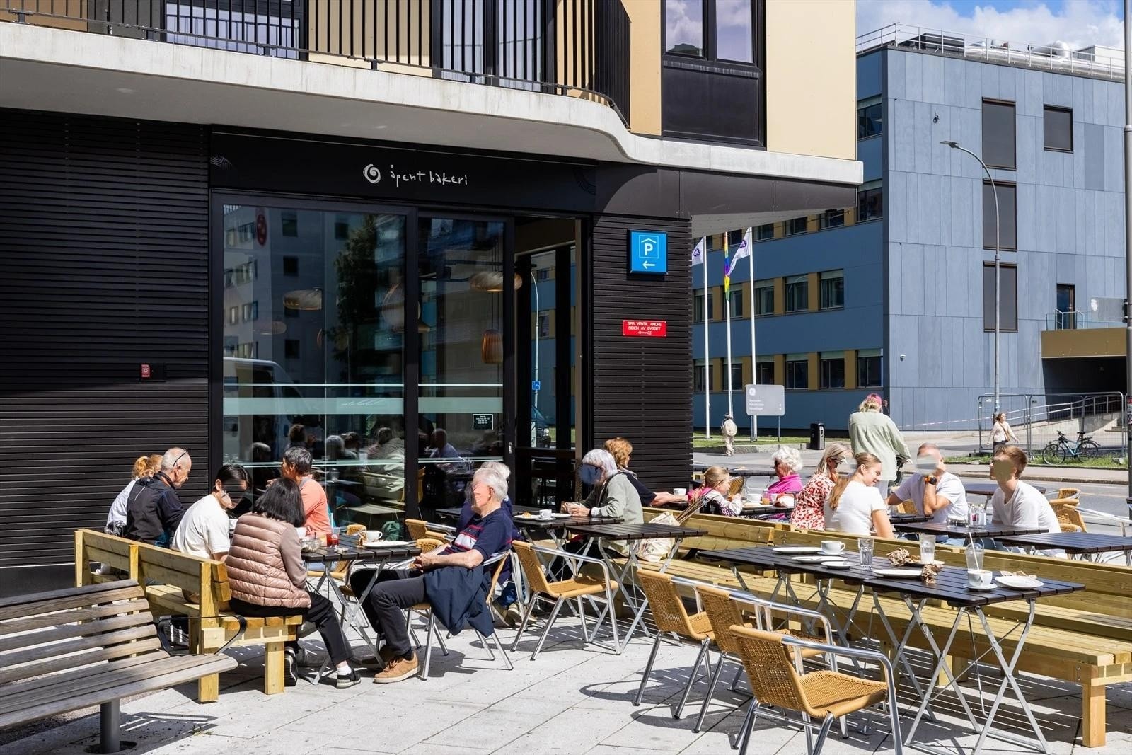 Nabolagsfavoritten åpent bakeri i 1.etg, her er det hyggelig å starte dagen! Galleribilde