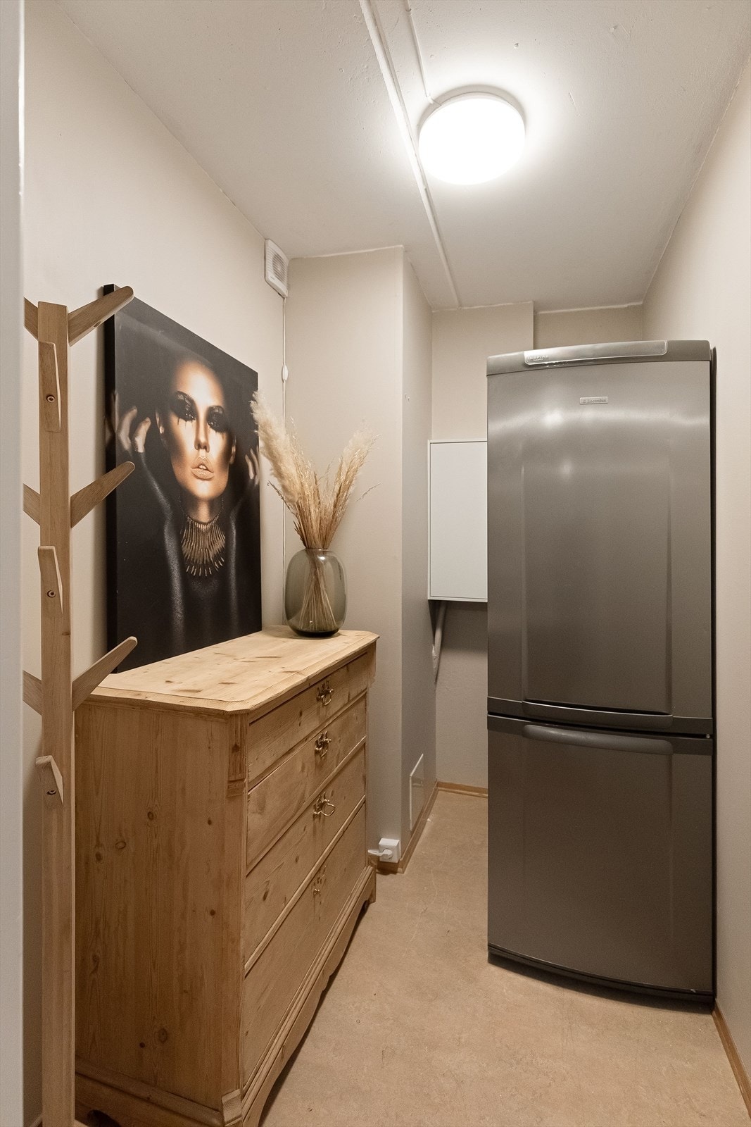 Praktisk innvendig bod med plass til ekstra kjøleskap og sikringsskap for enkel lagring. Galleribilde