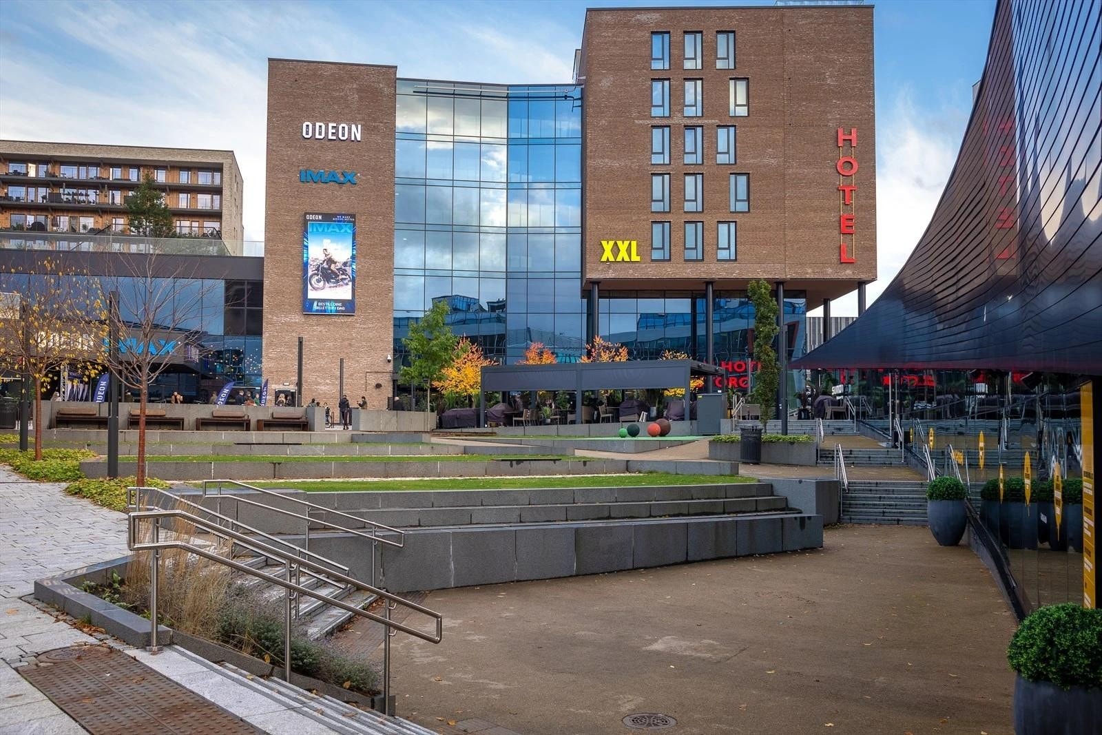 Odeon IMAX og flere restauranter i den nyere delen foran senteret. Galleribilde