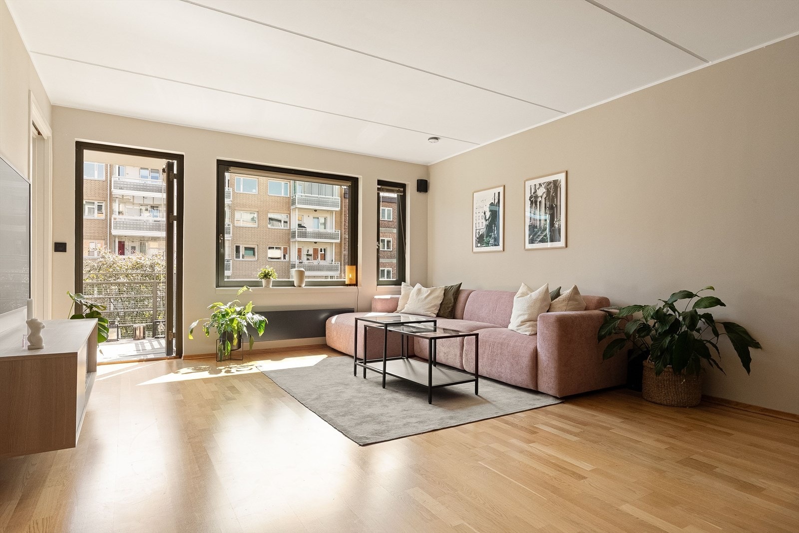 Stuen har god plass til både sofagruppe og spisebord, perfekt for sosiale sammenkomster. Galleribilde