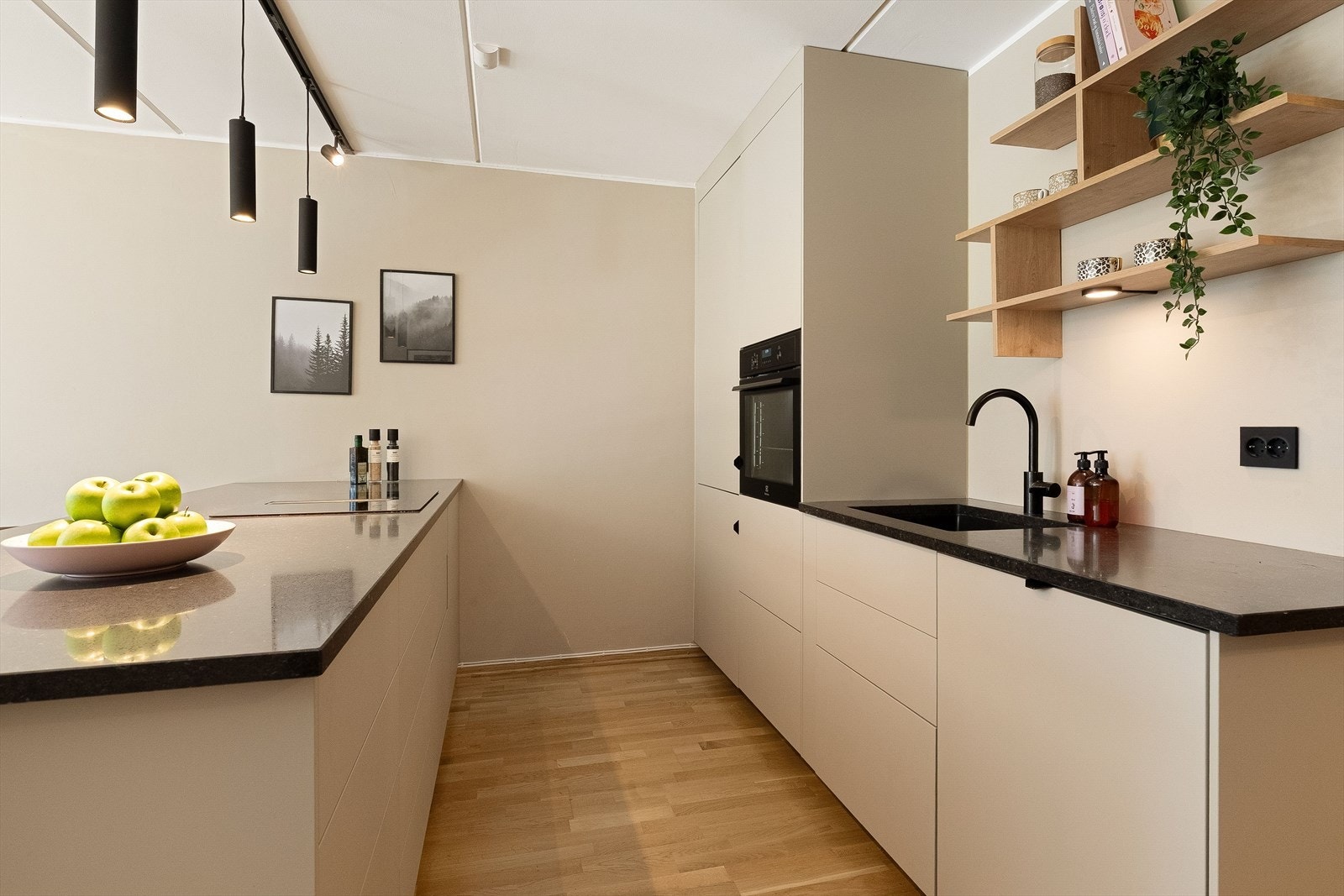 Benkeplass og moderne armatur gir optimale forhold for matlaging. Galleribilde