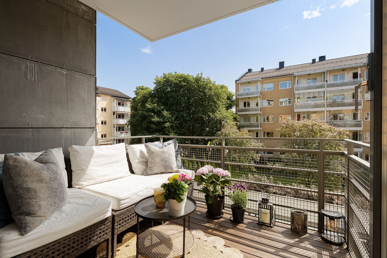 Balkongen er utført med terrassebord i tre og stålrekkverk for et stilrent preg. Galleribilde