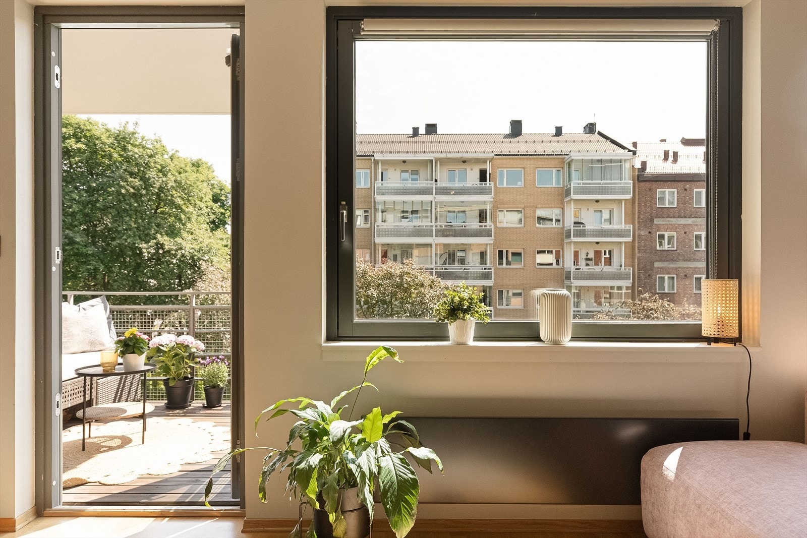 Store vinduer gir en behagelig romfølelse og inviterer naturen inn. Galleribilde