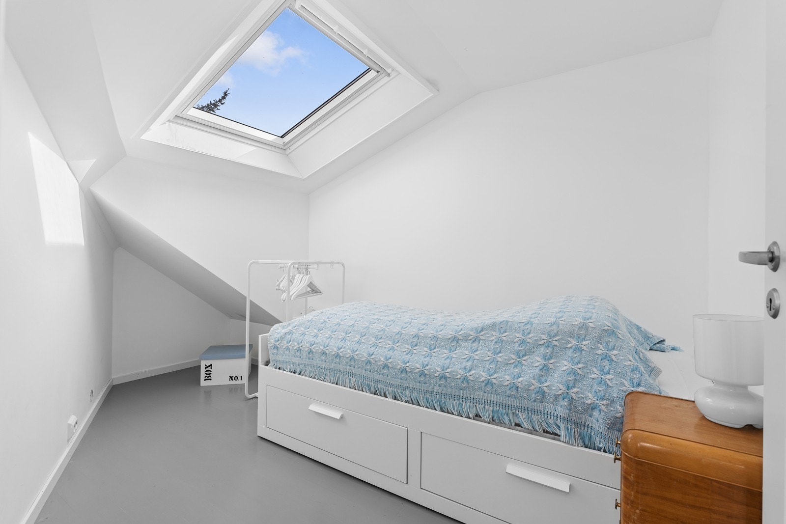 Det er totalt tre disponible rom + bad på loft. Her kan det også innredes etter ønske fra neste eier Galleribilde