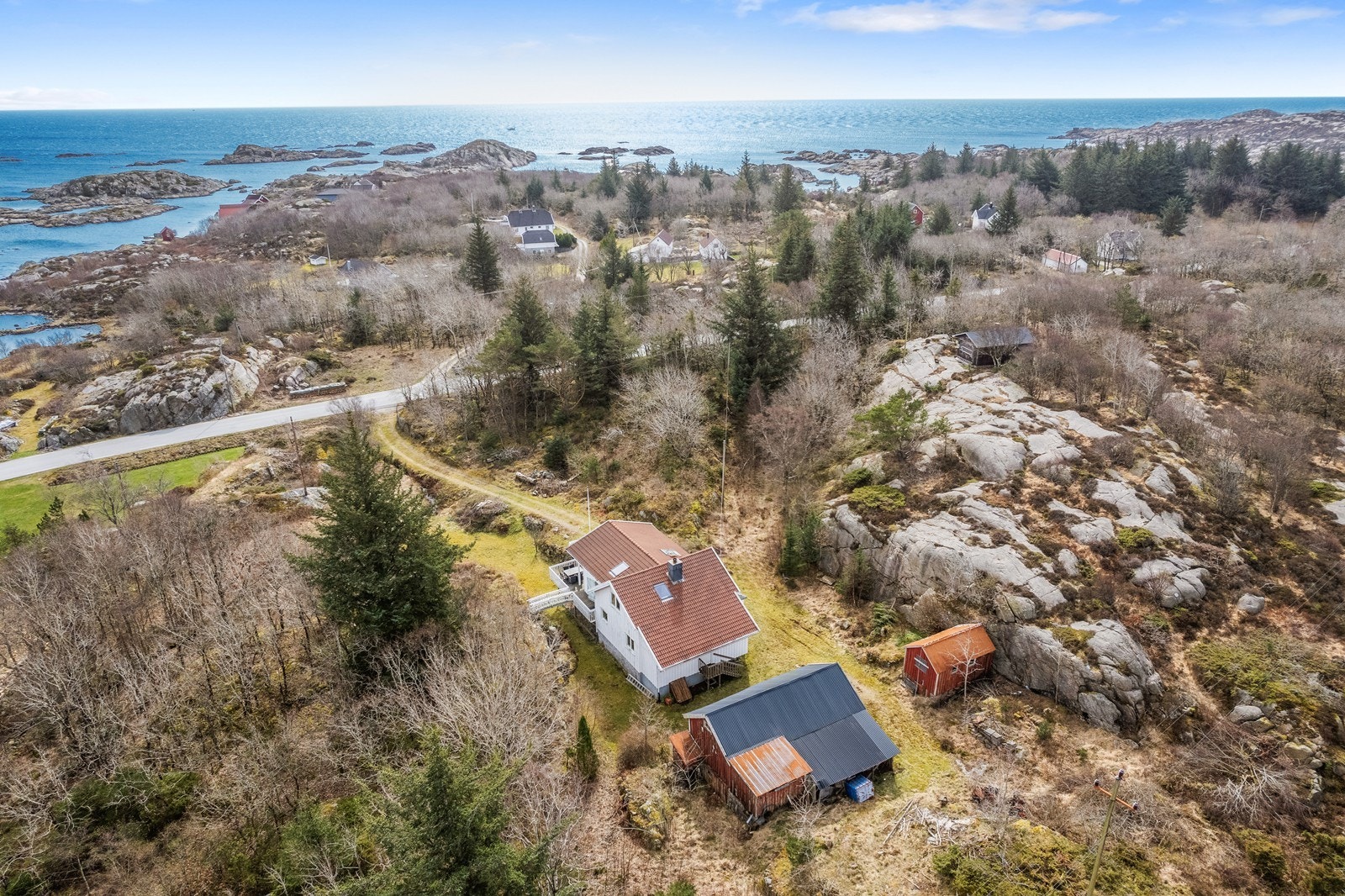 Boligen ligger sørvendt med utsikt ut i havgapet fra veranda på fremside Galleribilde